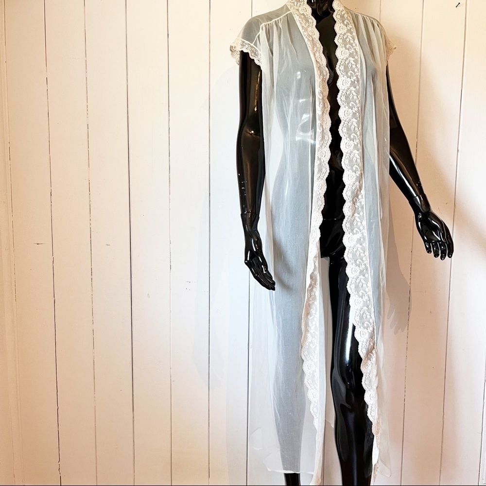 Vintage Union made Sheer Lace Robe. Size Large.